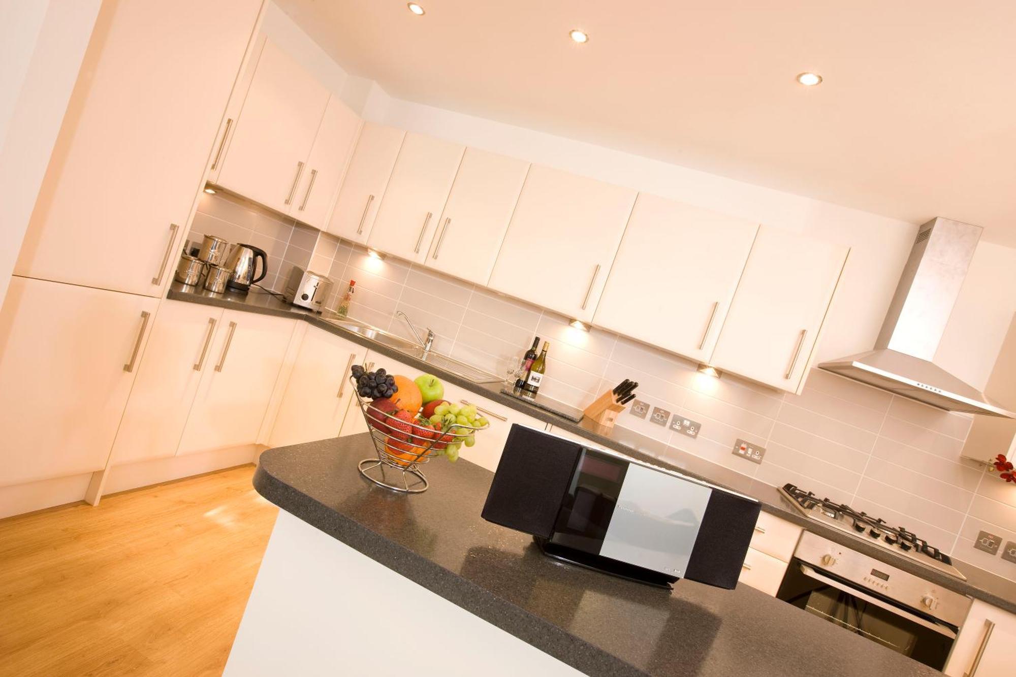 Inverness City Suites Bagian luar foto